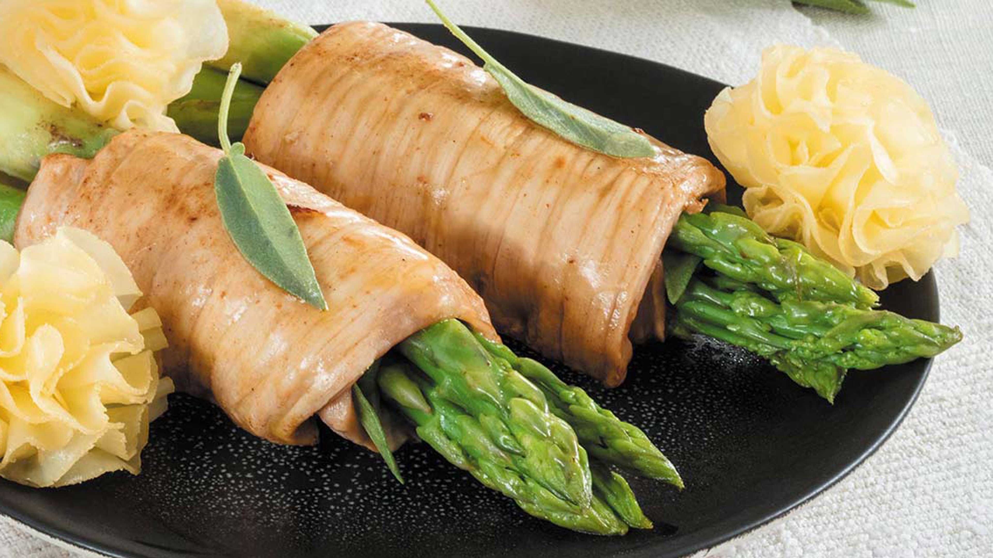 Kalbsrouladen mit Spargel, Salbeibutter und Tête de Moine AOP Rosetten